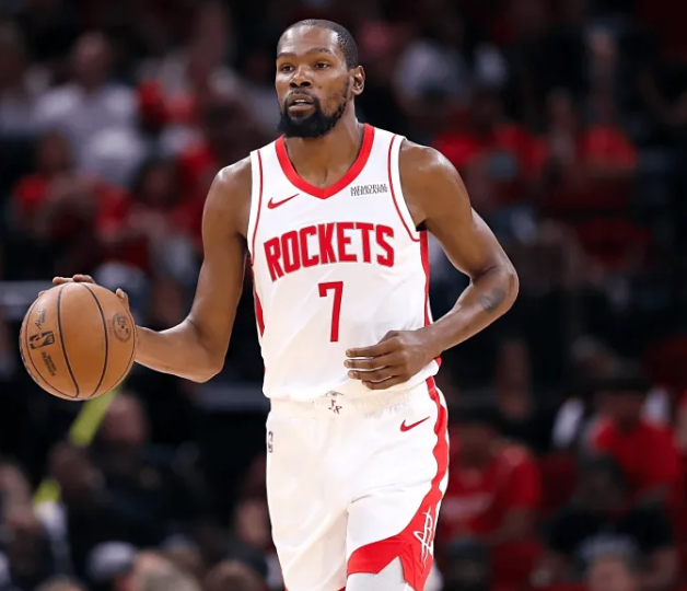 据美媒NBACourtside转述，在节目中谈到凯文-杜兰特近期的场上表现时，