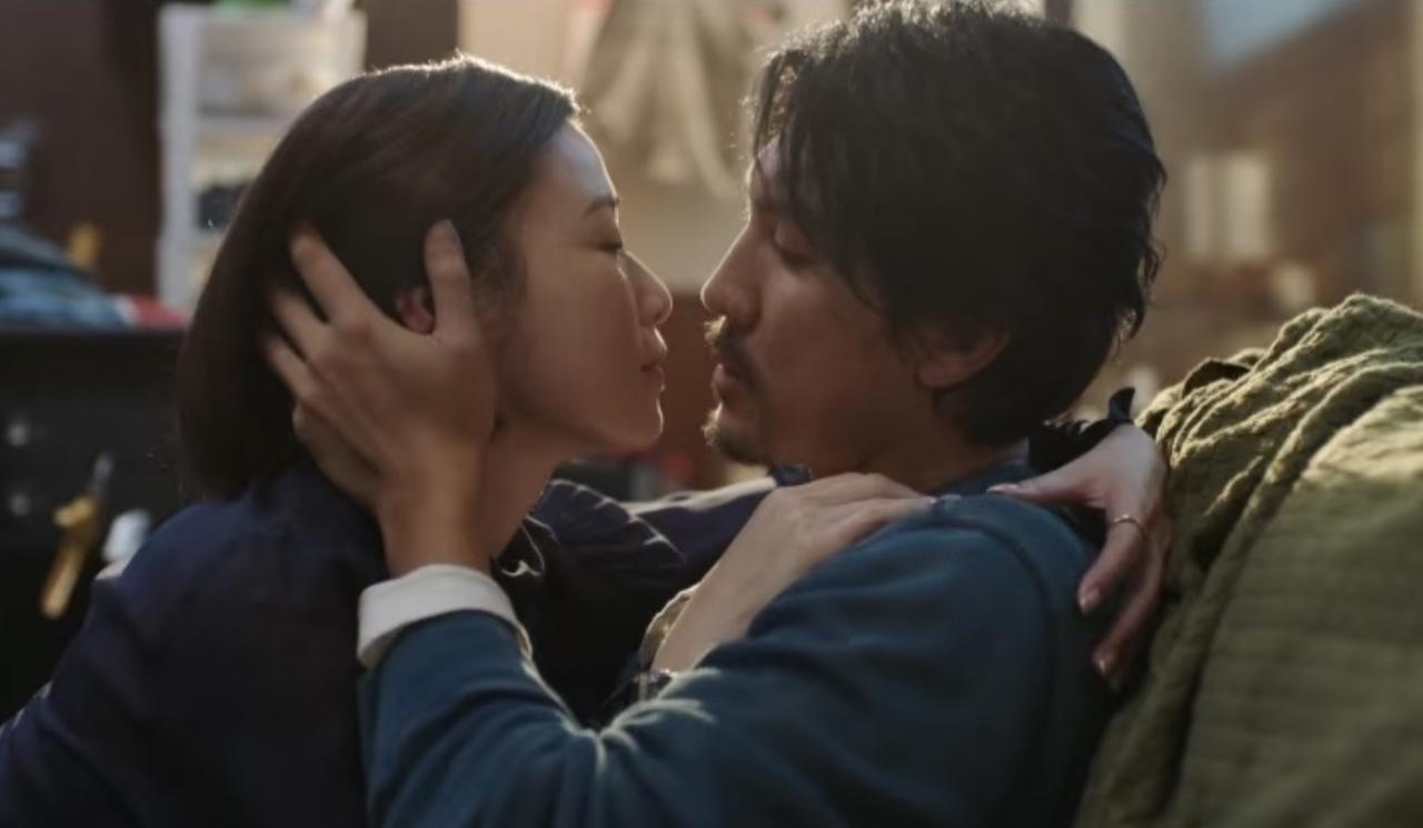 阿杰说：我不过圣诞节很久了。其实，是在婉拒Man姐吧，暗示两人分开很久了，回