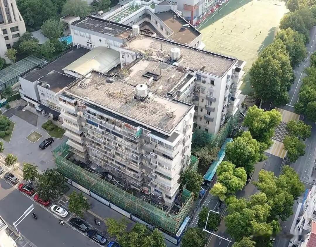 武汉首个原拆原建项目开工，不增加楼层面积，增设电梯。如果影响周边住户采光，原来周