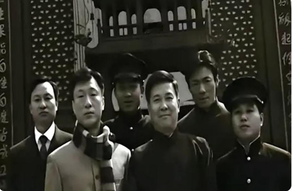 潜伏里，这个BUG太大，谁是佛龛？其实，就四个人里选择，排除三个就是剩下那一个，