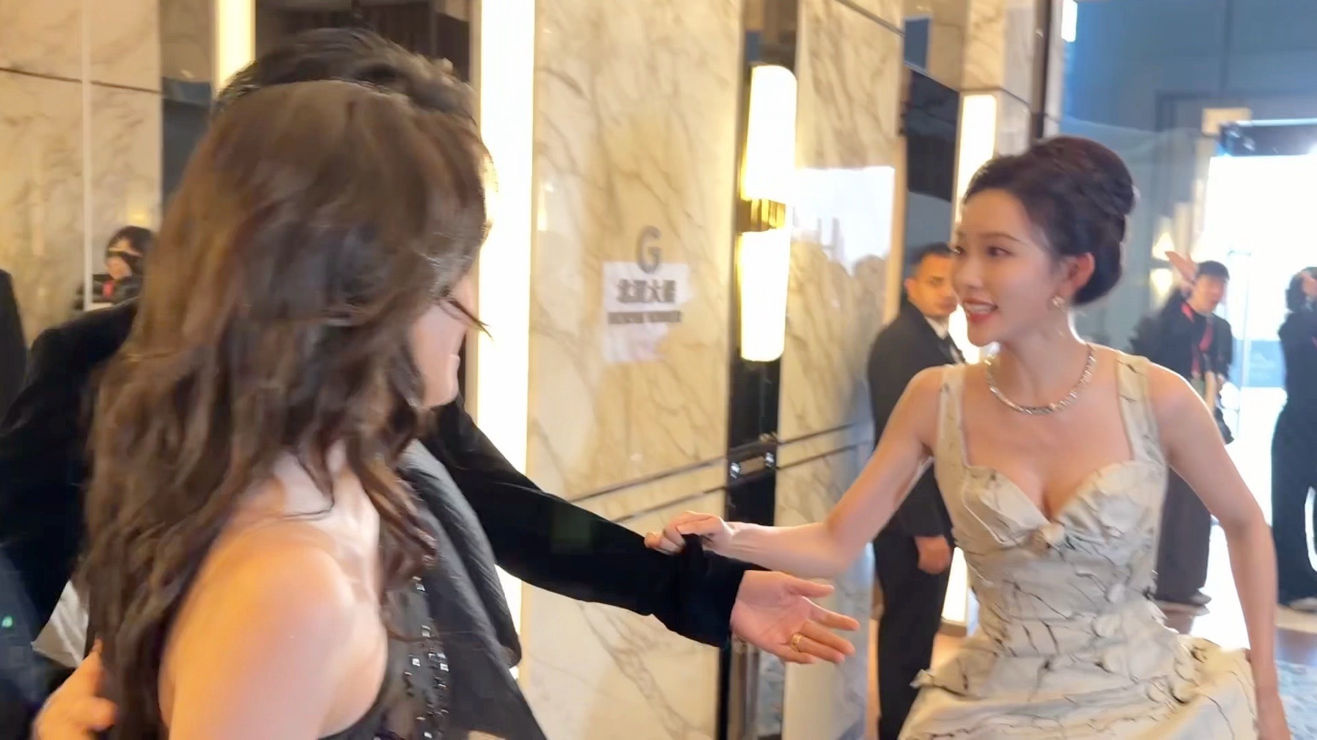 曾舜晞躲C那张合影放出来了这三人合照也太好看了吧！男帅女美，精致又不失松弛感。