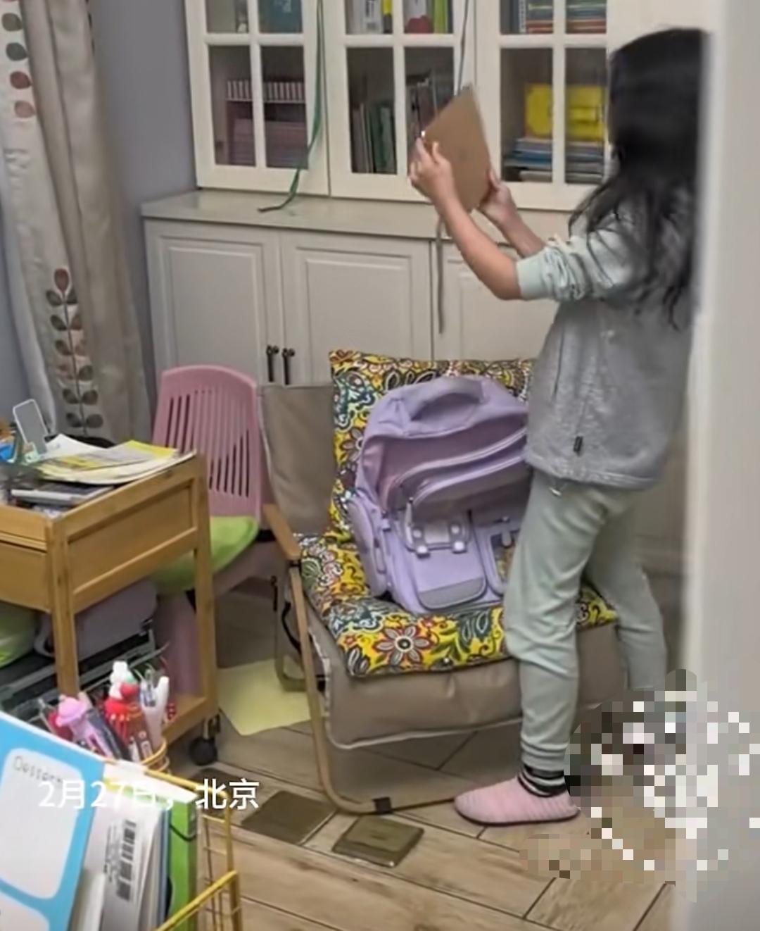 如何与娃斗智斗勇！北京一对父母为了防止女儿假期沉迷平板，将平板藏进女儿书包。快开