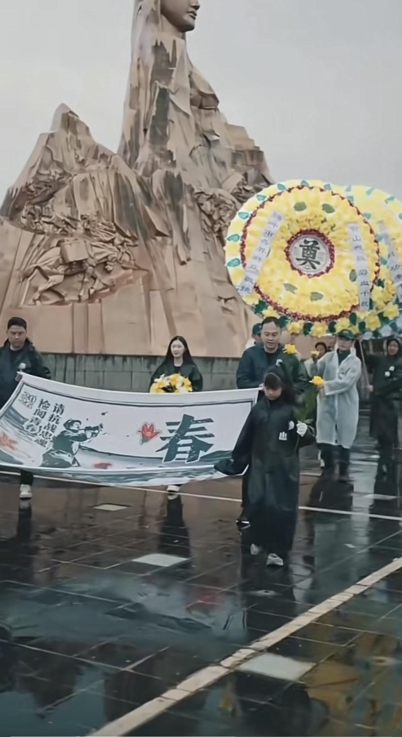最近云南腾冲国殇墓园的“春祭”活动，宁夏固原千名师生徒步54公里拜祭英烈，看的人