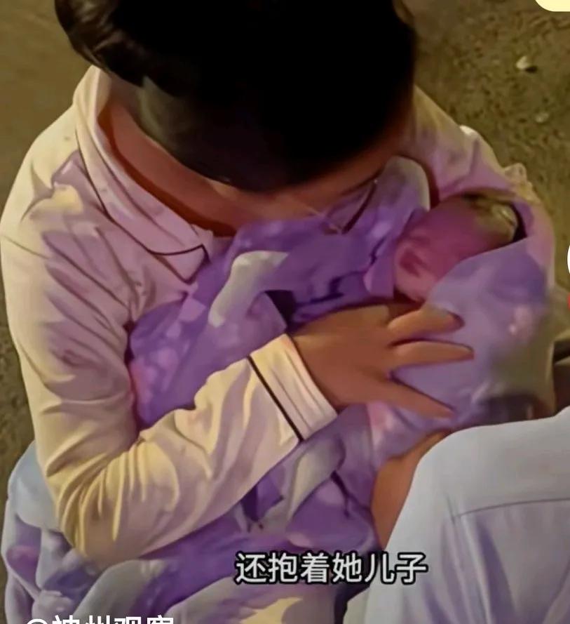 女子凌晨产子，赤脚街头抱婴儿，知情人说天气很冷的，她都没有穿鞋，脐带都没有剪，她