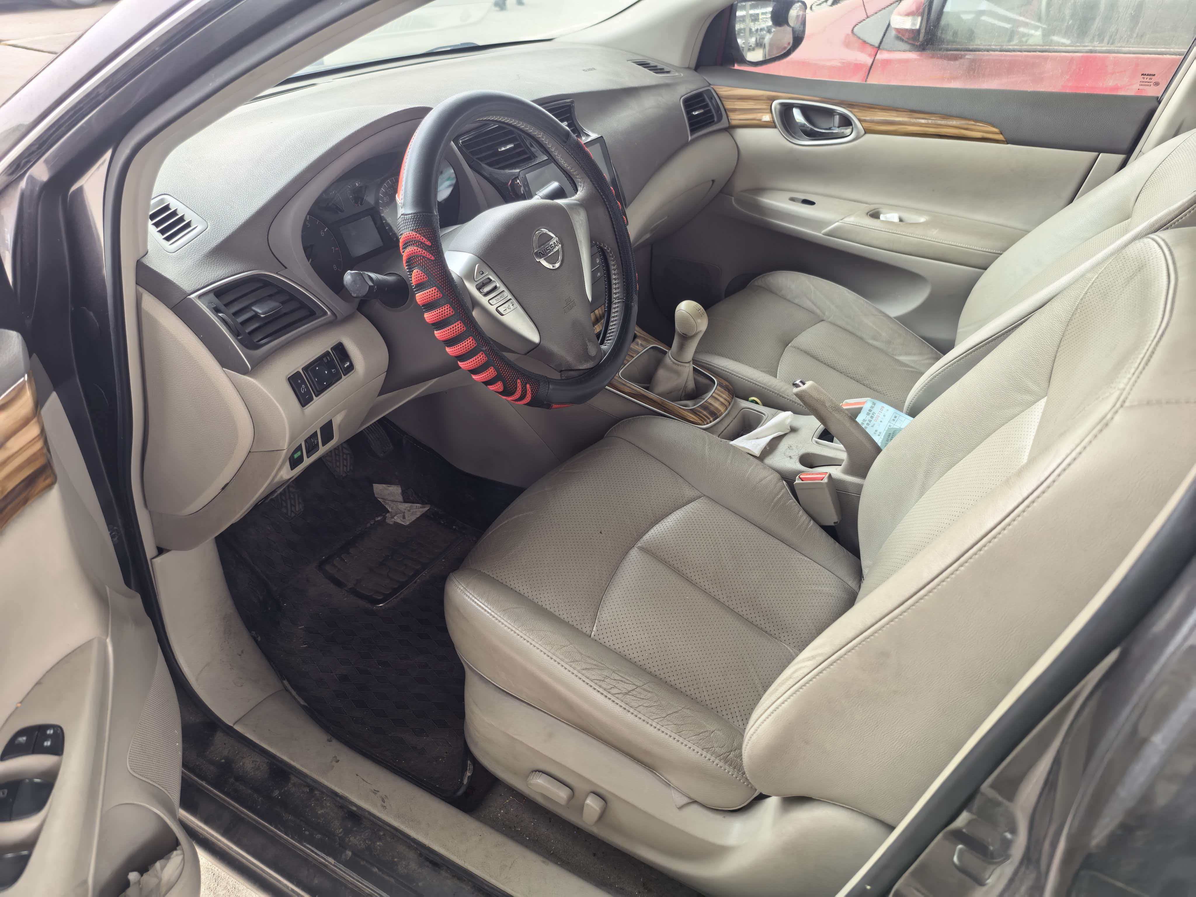 又收了个手动挡，14年日产轩逸。这车特殊在是个顶配的1.6XL手动豪华版，带真