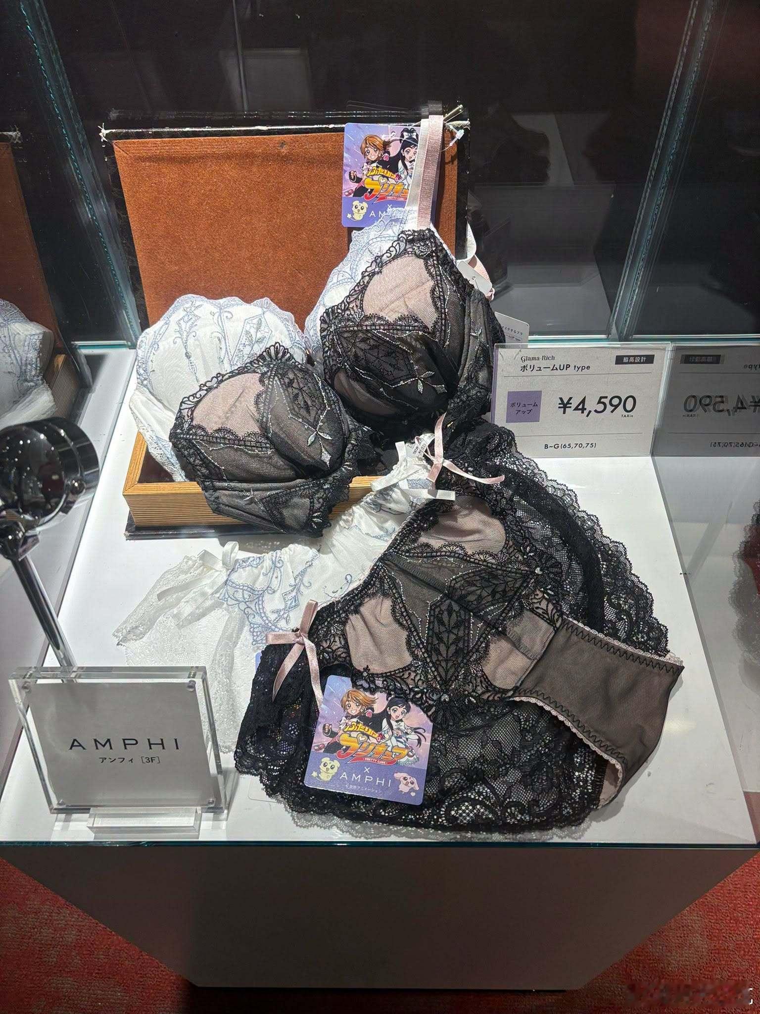 推主：吓了一跳……还以为在电影院大厅里面展示内衣呢……(图1、图2）留言：真的