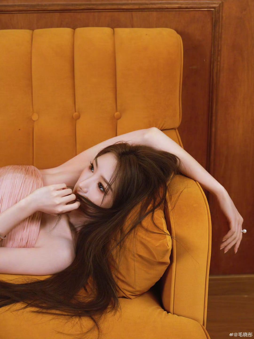 毛晓彤渐变鱼尾裙毛晓彤的渐变鱼尾裙藏着太多巧思，渐变的色调不张扬却足够吸