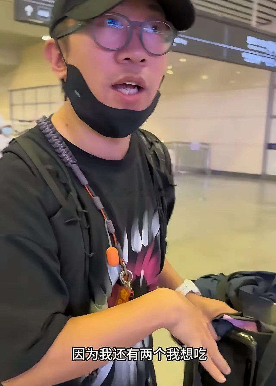 粉丝在机场接杨迪，杨迪从包里掏出一个水蜜桃递给粉丝说：“你们两个切一下，一个人吃