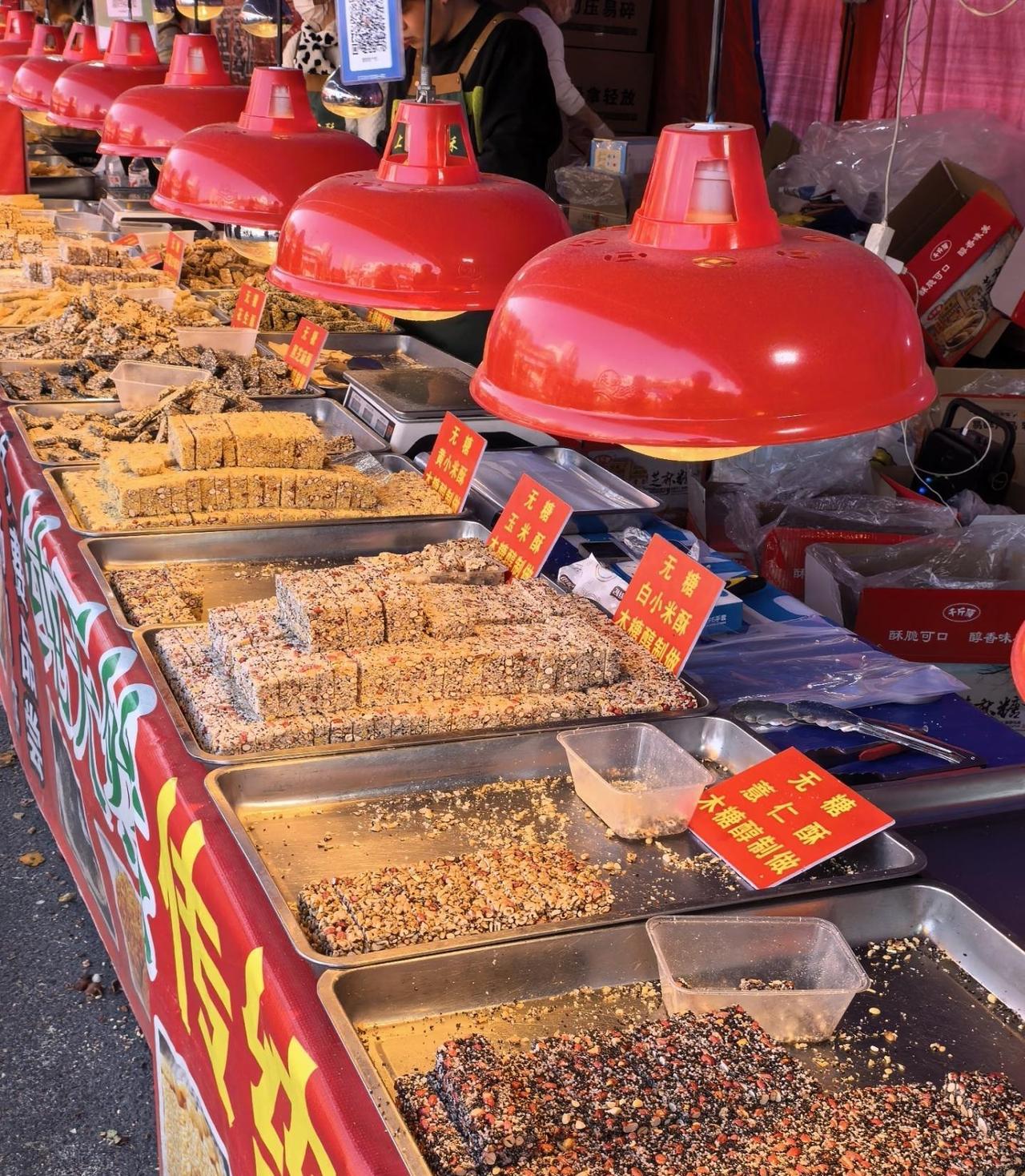 去了一趟鄞江，赶了一会十月十庙会的集。说实话，这庙会剩下的就是“庙会”两个字了，