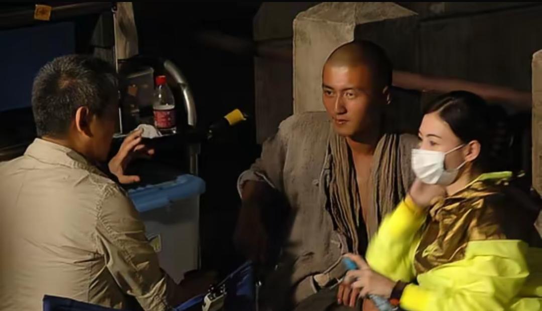 这是2009年7月谢霆锋拍《十月围城》时张柏芝去探班媒体拍下的温馨照片，柏芝很贴