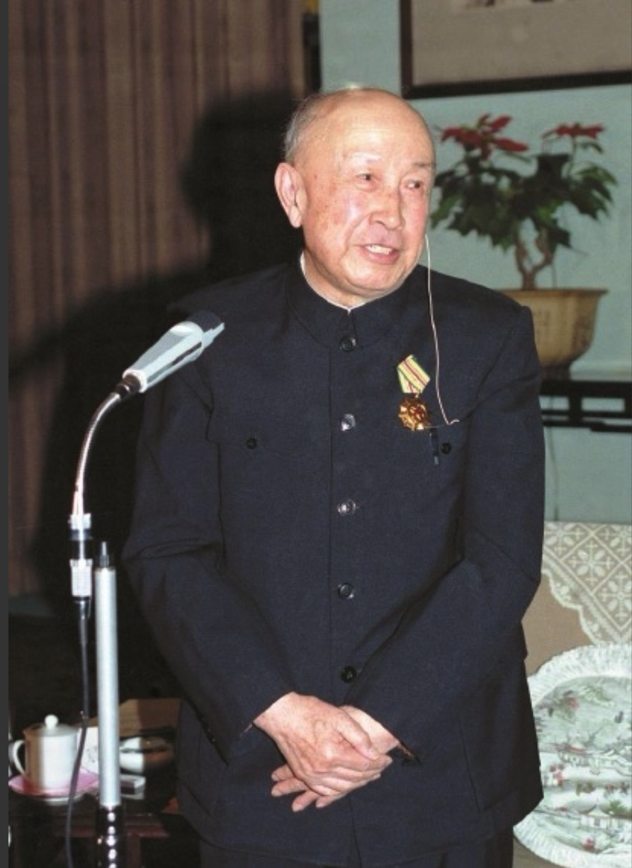 1964年，钱学森在家吃晚饭时，忽然闻到了一道菜的味道有些发苦，就皱起眉头，对家