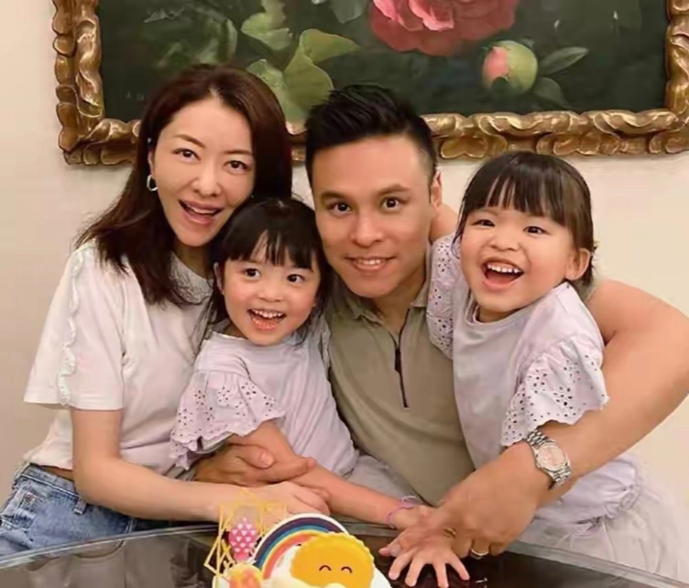 熊黛林和她老公郭可颂带着两个八岁的双胞胎闺女去海洋馆，一家四口整整齐齐地出现在镜