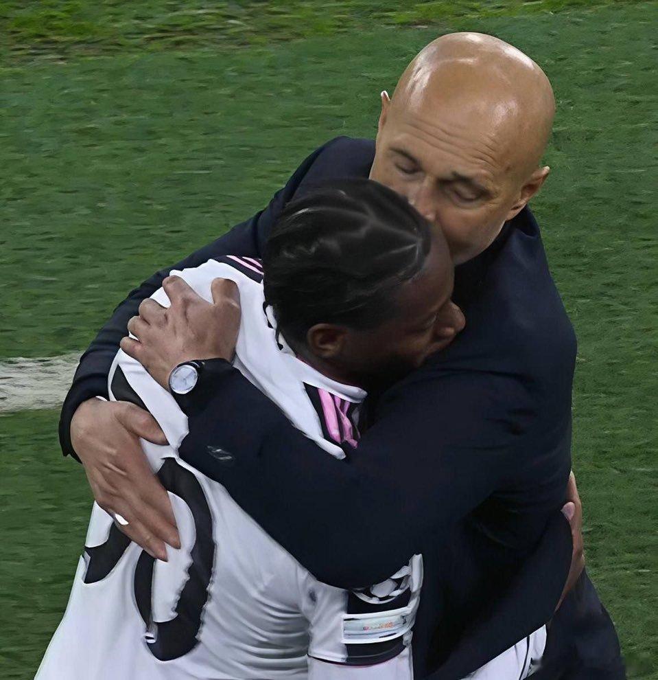 辟谣！Ilbianconero.com：戴维并没有被队友孤立，这个传言并不准确。