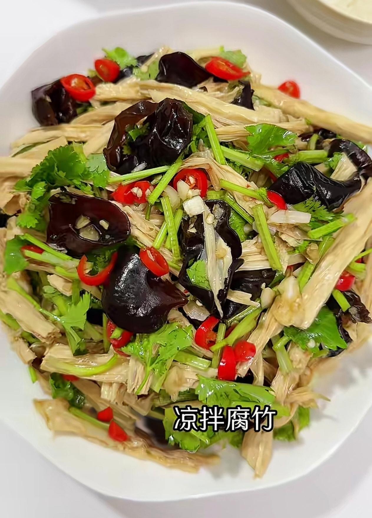 难得休息，跟老公在家捣鼓了四个家常菜，中午打算小喝两口。凉拌腐竹、葱姜三鲜、