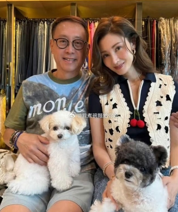 七夕当天，李嘉欣在平台晒出与许晋亨的同框合照，两人各自抱一只爱犬，亲密依偎，许晋