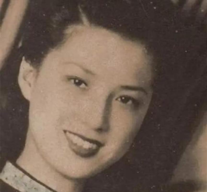 1919年，军官陈济棠看上了戏子莫秀英，得知她身上有两处特别，认为她旺夫益子，赶