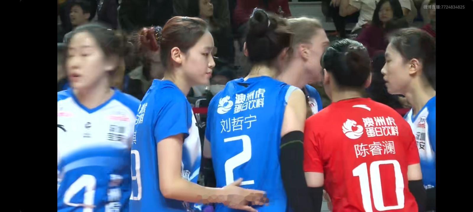 排超联赛深圳女排16比25河南女排，第一局深圳队开局领先，结果中段被反超，局末