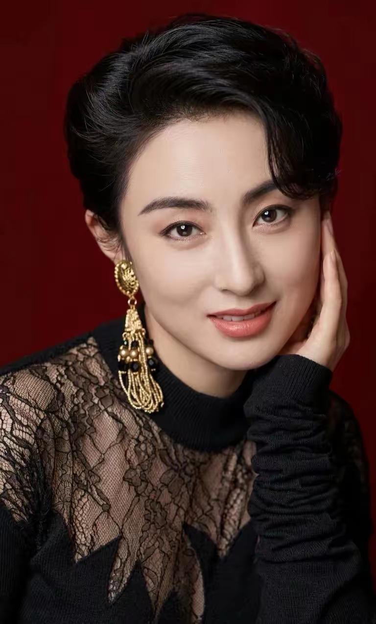 张敏鼎盛时期出了几部好片子后来貌似销声匿迹了最近好像又出现了不过颜值已经不