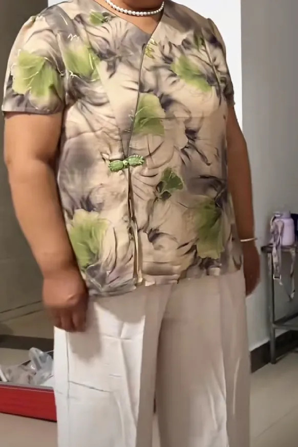 昨天儿媳妇发工资了，发了5200块钱，一进门就冲着我笑，我说你笑啥呀，发个工资看