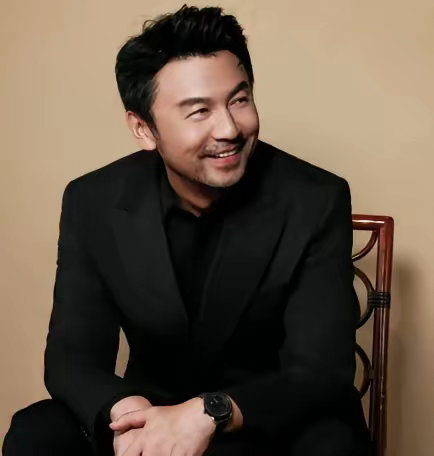 家庭条件最终会让同学分道扬镳。这就是现实，不接受也得接受。雷佳音接受采访的时候说