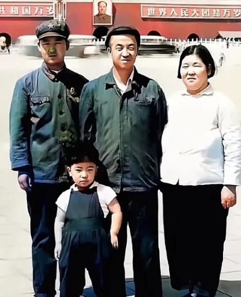 1970年，“铁人”王进喜已经快不行了，胃癌晚期，在北京住院，那一年他拍了这辈子