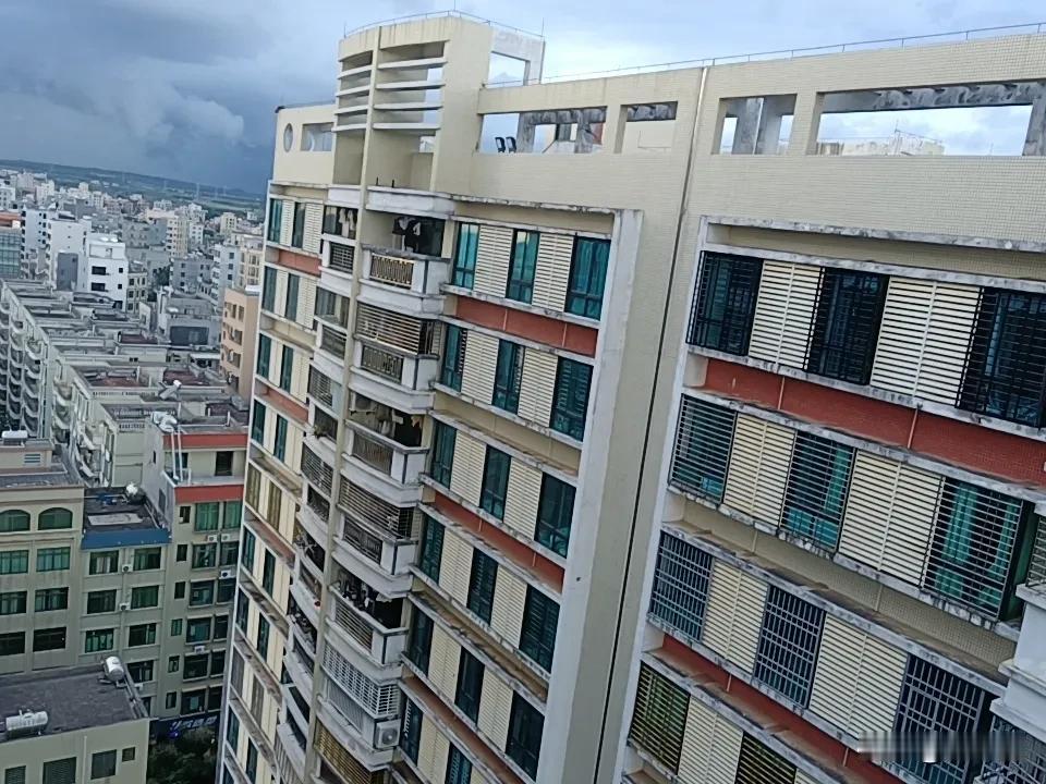 2000块钱，当养老钱。我堂哥搞IT的，每个月工资12000块钱，给她8000