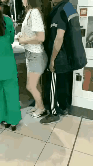 这女子排队购物也太聚精会神了，简直是个木头人，后面坏老头变着戏法儿靠近你，差点顶