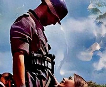 二战时期苏德战场上，一名苏联女战士跪倒在一名德军士兵的前面，拉着德军士兵的衣角，