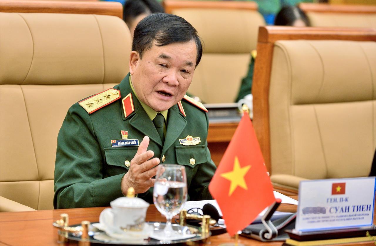 一国部长竟能做出这事外交场合讲究体面和规矩，上到国家领导人，下到随行工作人