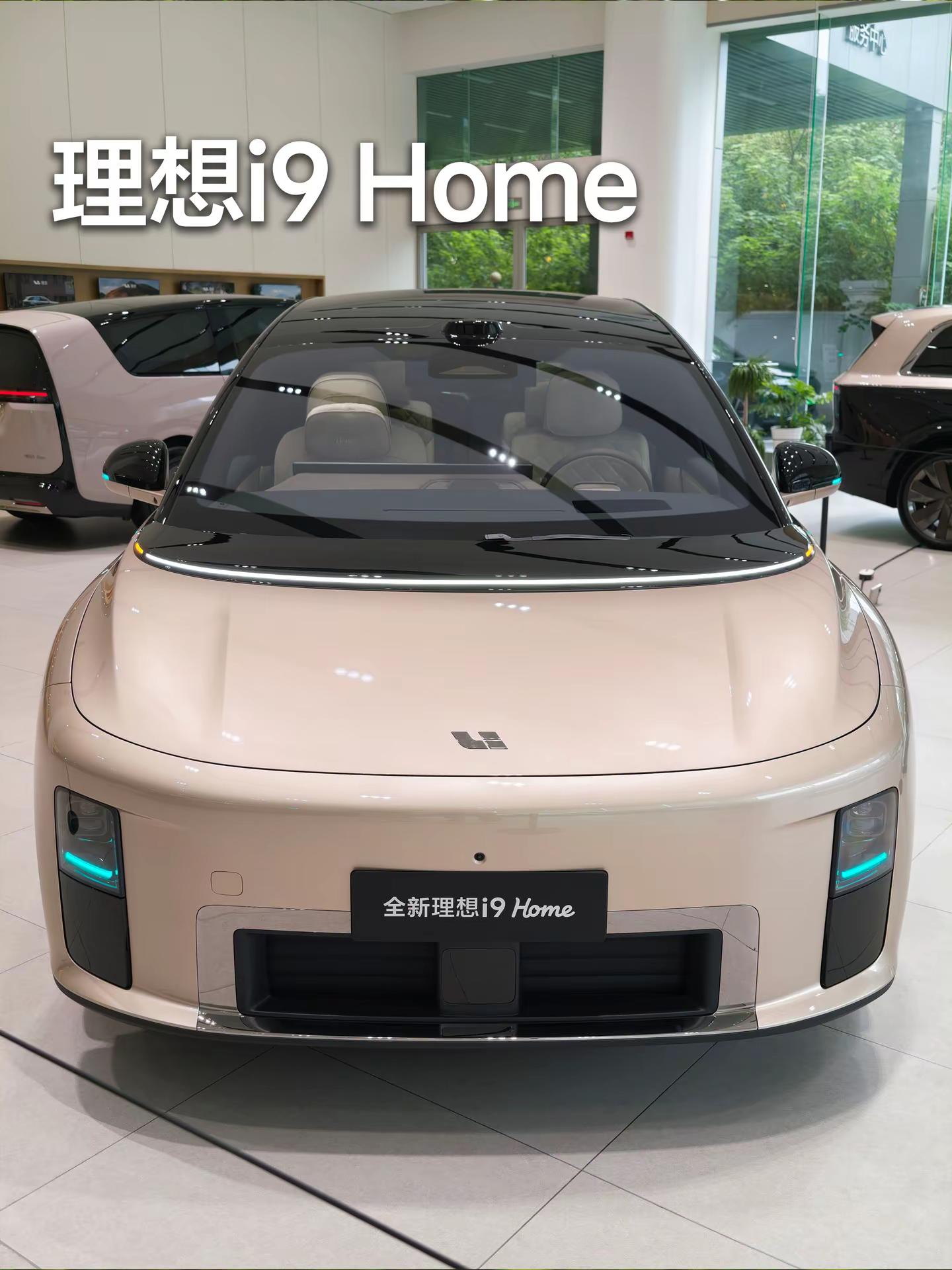 去看看理想i9home新车。感受了一下理想i9Home新车，外观上跟i8相似但更修长了，进入车内这新