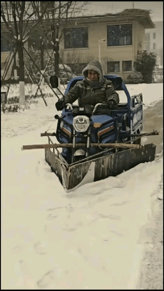 “太有头脑了！”河南，一物业工作人员接到小区铲雪的任务，本以为他会拿着铁锹埋头苦