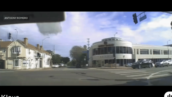 外媒的新近报道说肇事女司机92岁！现场视频流出，可以看到车辆高速驶入连锁超市的烘