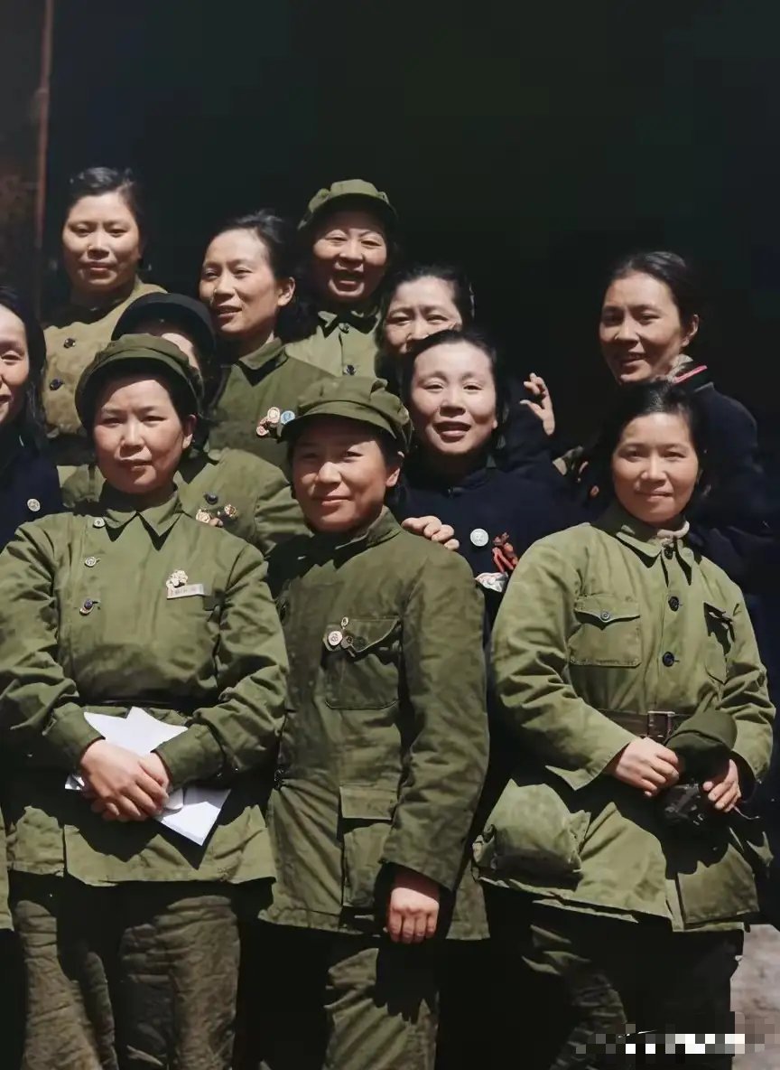 这是1949年部分走完长征的女红军相聚留下的合影。