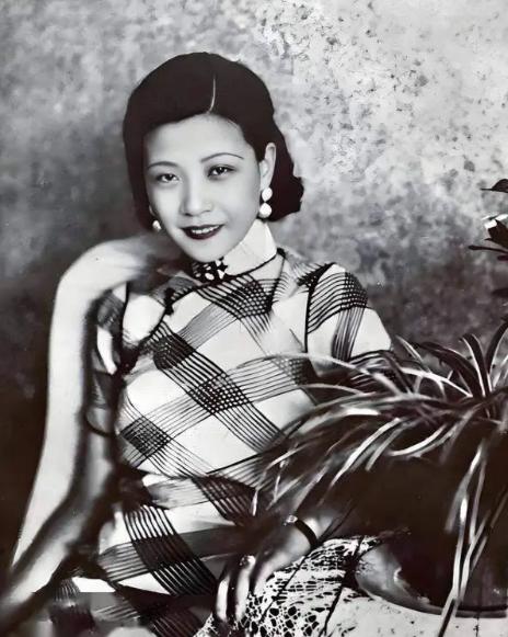 1963年，香港街头死了一个白发乞妇。行人拨开乱发才认出，她竟是1926年以21