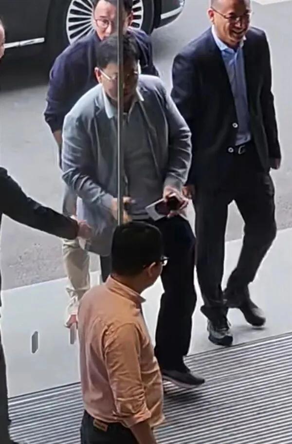余承东营销：手持华为Mate90系列真机今天有网友拍到，余承东出席活动，本人