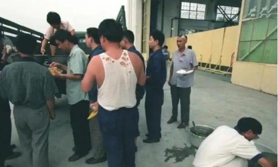 在看到歼-10后，一外国网友发出感慨：“没人能像中国人一样，穿破衣吃烂菜，却把西