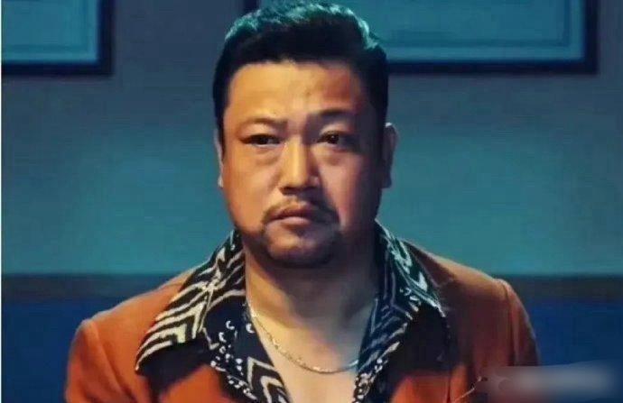 没想到贾冰年轻时期，也是个清秀小伙儿啊！但我还是喜欢现在的……