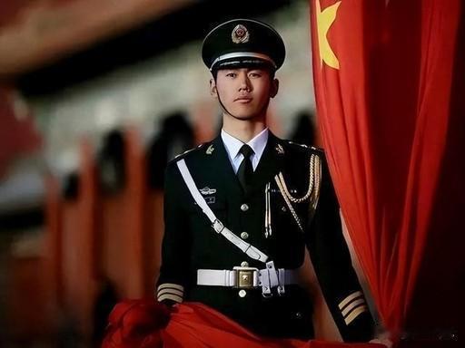 2024年，没人预料到，之前被誉为“最美升旗手”的退伍军人张自轩，仅仅四个月后，