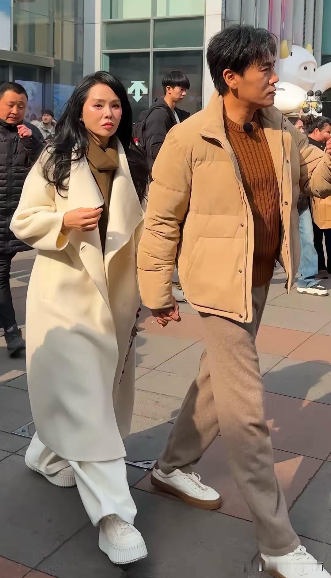 这对明星结婚了这么多年还是那么恩爱，穿着休闲装手牵手一起逛街，一起参加活动，一起