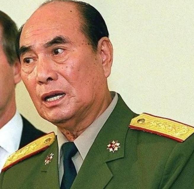 1989年，时任广州军区司令的张万年将军在夜间值班时想抽烟，发现烟抽完了，便叫来