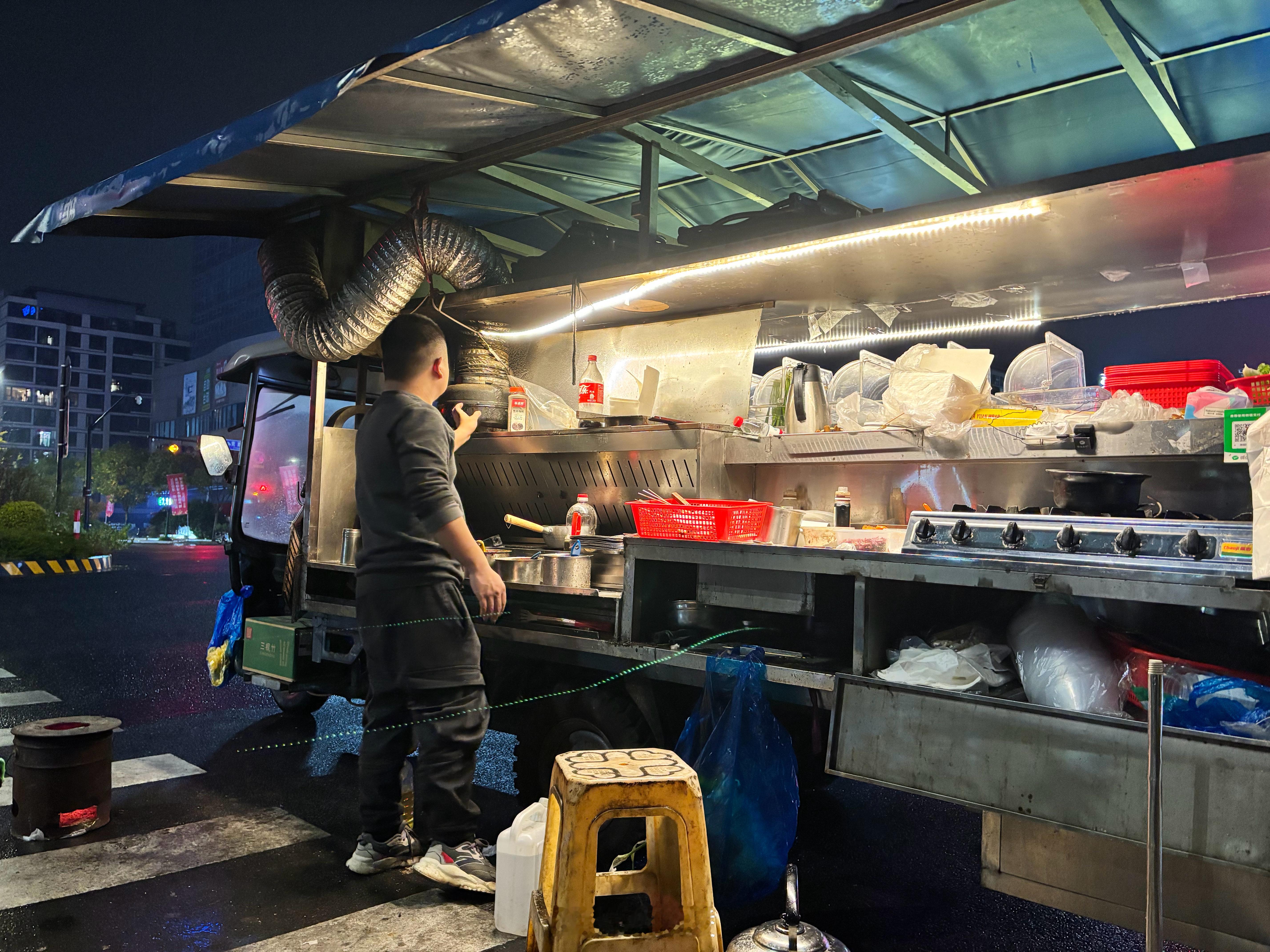 下雨天都要开车500米来吃个小烧烤，说明老板手艺很不错[doge]​​​