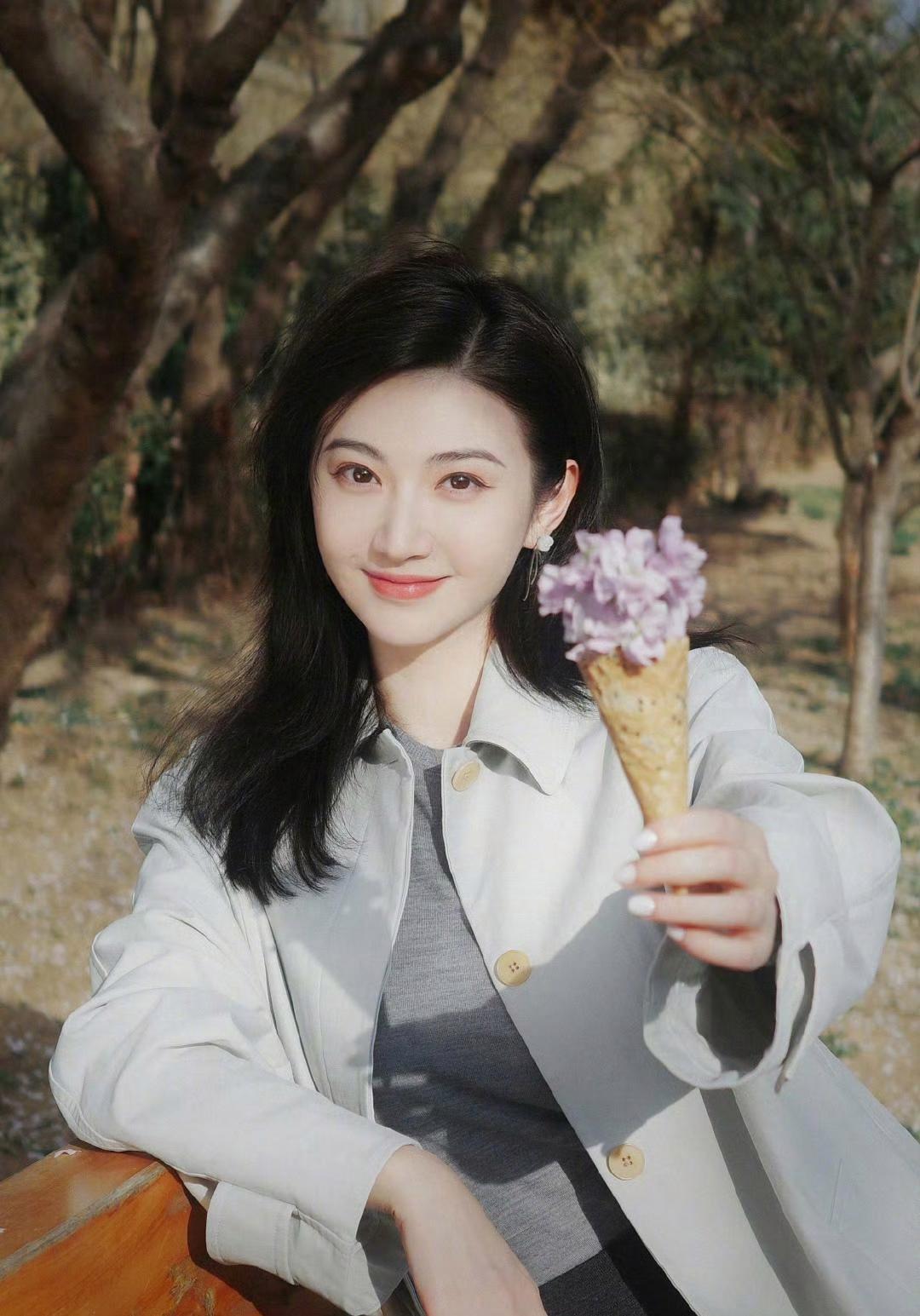 景甜，于4月3日在个人账号晒出了一组美照，好喜欢第1张照片呀，在阳光下景甜享受着