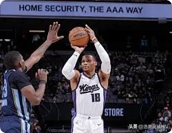 国王队107比115不敌灰熊，威少和对面的华裔中锋对比太明显了吧！维斯布鲁克