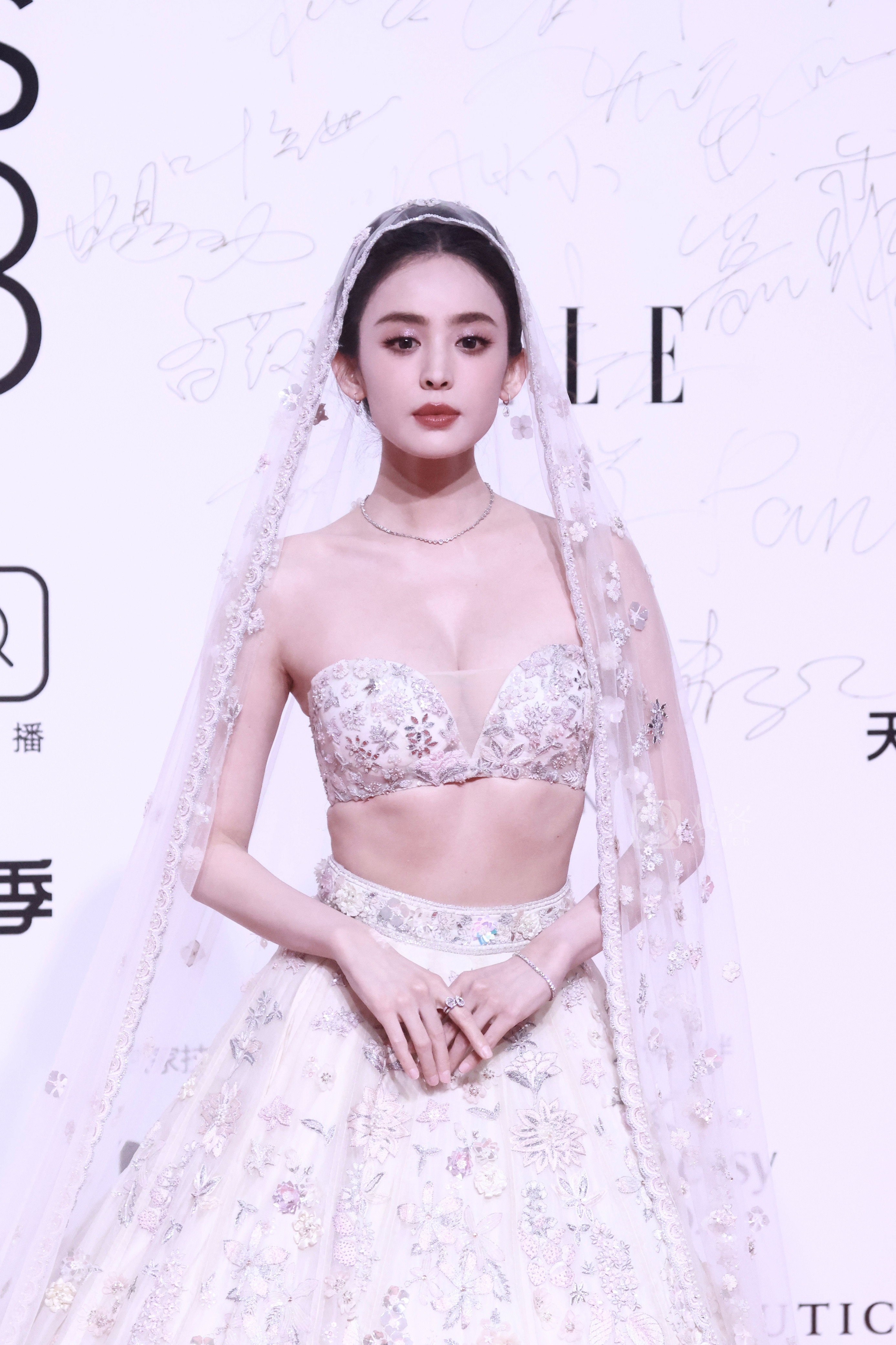 娜扎ELLE风尚大赏生图📷虽然行程有变，但娜扎还是送上了祝福；与娜扎一起祝EL