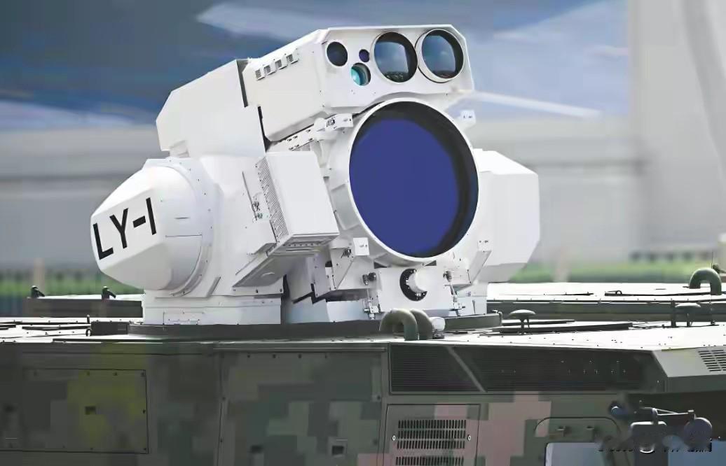 央视军事频道最新报道说，咱的歼-11B战斗机挂上激光武器吊舱测试成功咧！这可不是