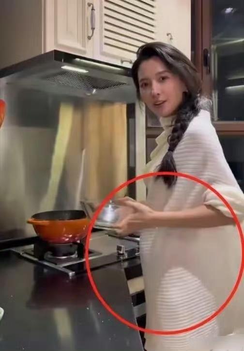 54岁汪峰陪女友体检，一份报告冲上热搜：她年轻貌美，却查出5项异常！医生摇头：2