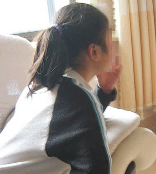10岁女儿阻止妈妈生弟弟让她摔倒见红, 爸爸生气打了女儿致耳聋
