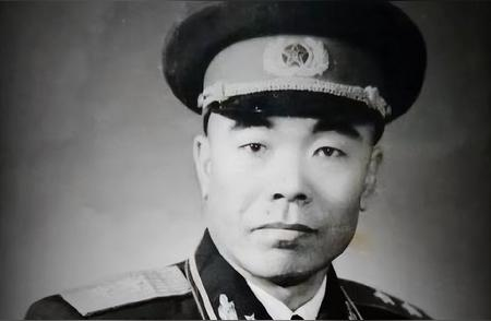 1951年，彭老总赶到汉江北岸的时候，发现满地都是五十军战士的残骸，才得知这场仗