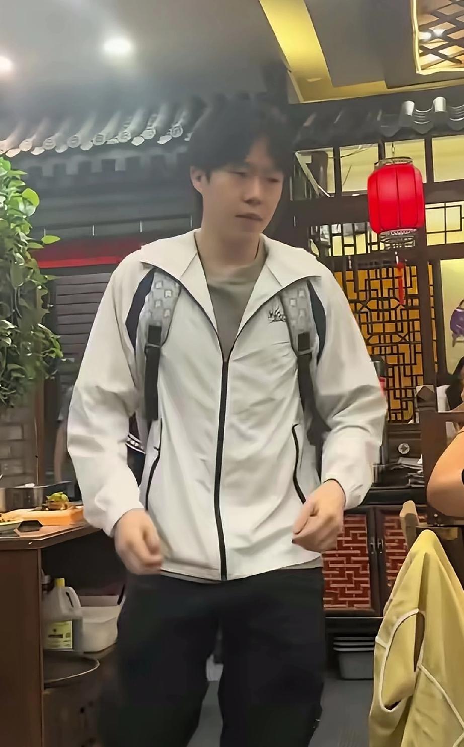 王楚钦从玉桥餐厅出来，粉丝早已在大厅等候多时。这是提前踩好点了。但是大头下次