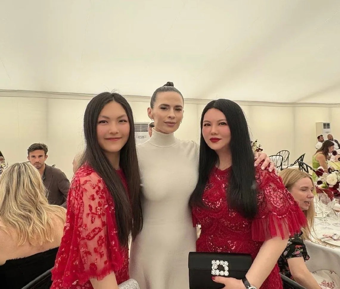 李湘母女参加英国贵族派对，两人尽然穿一样的红色裙子，李湘看着还行，王诗龄就显得成